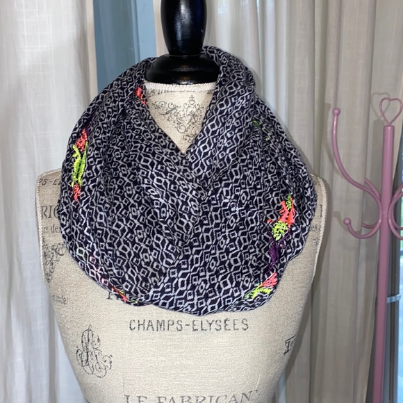Infiniti scarf navy black white pattern with neon embroidered bordering the trim - Picture 4 of 6